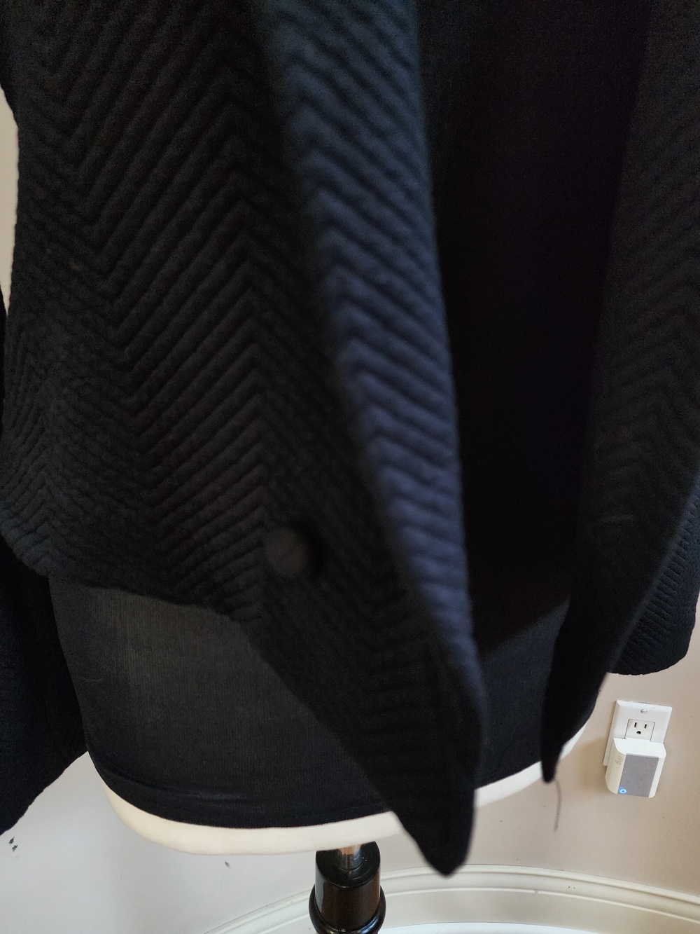 Forever 21 Women's Black Textured Open-Front Blazer. Size Medium. - Picture 3 of 9